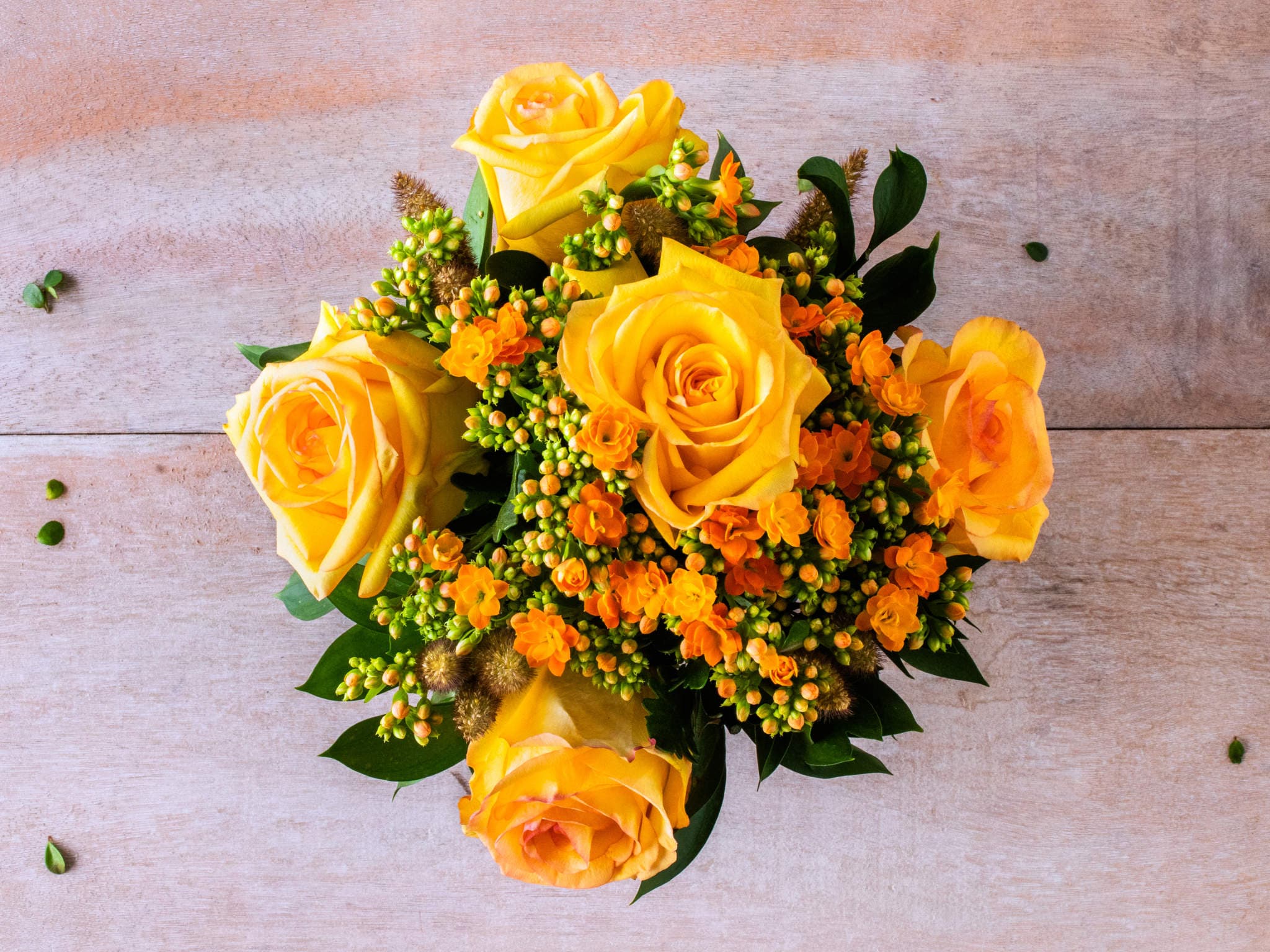 Arranjo de Rosas Amarelas e Kalanchoe Laranja em Vaso Juana Ma...