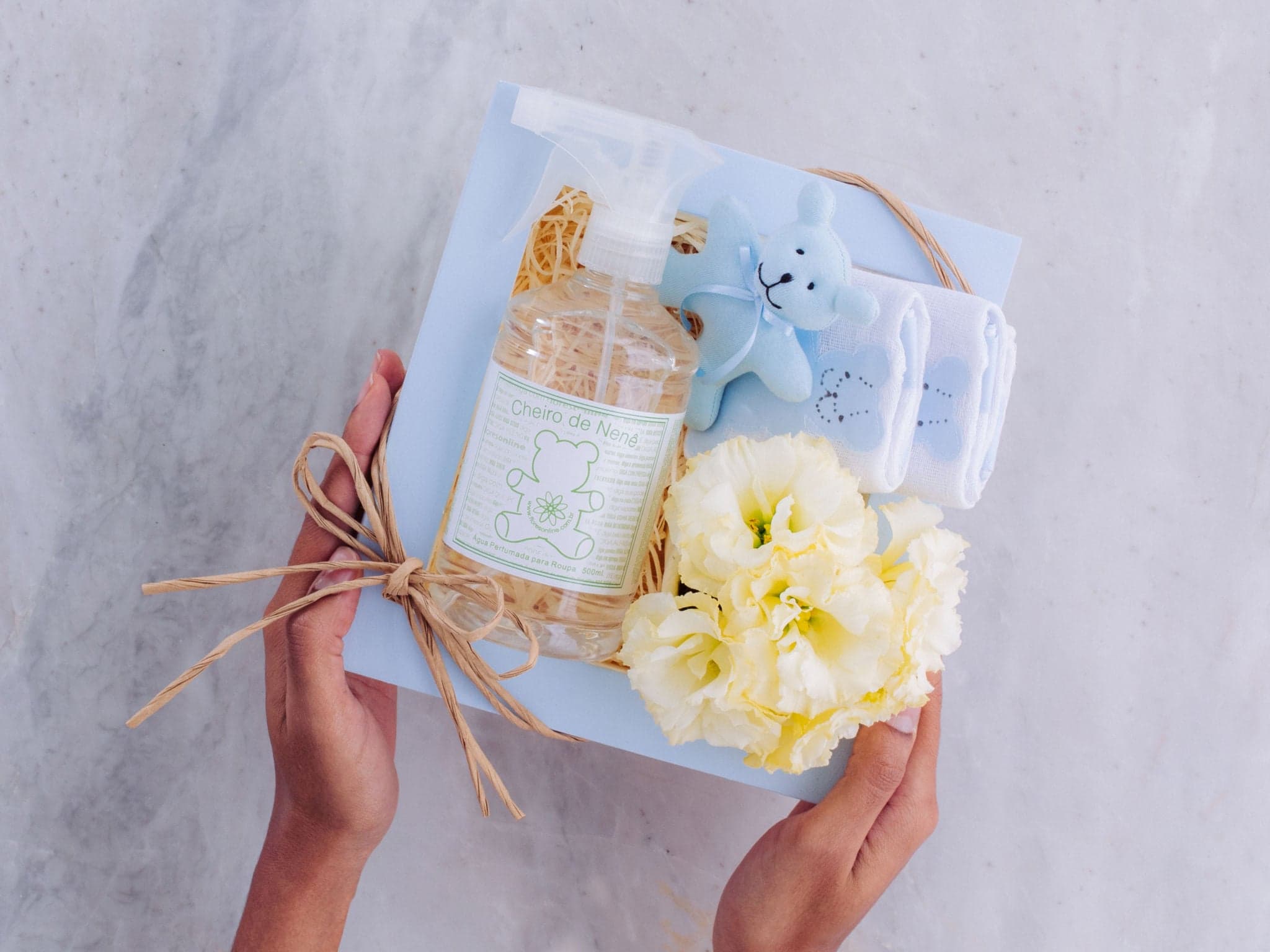 Cesta Maternidade com Arranjo de Flores e Ursinho de Pano — Cesta Maternidade com Arranjo de Flores e Ursinho de Pano