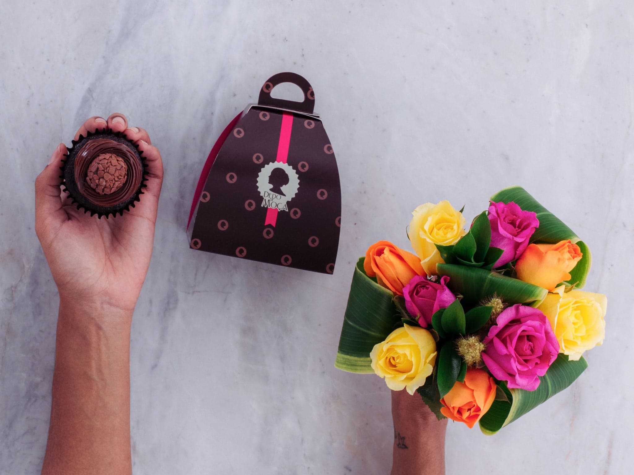 Buquê de Rosas Coloridas com Cupcake Para Entrega — Buquê de Rosas Coloridas com Cupcake Para Entrega