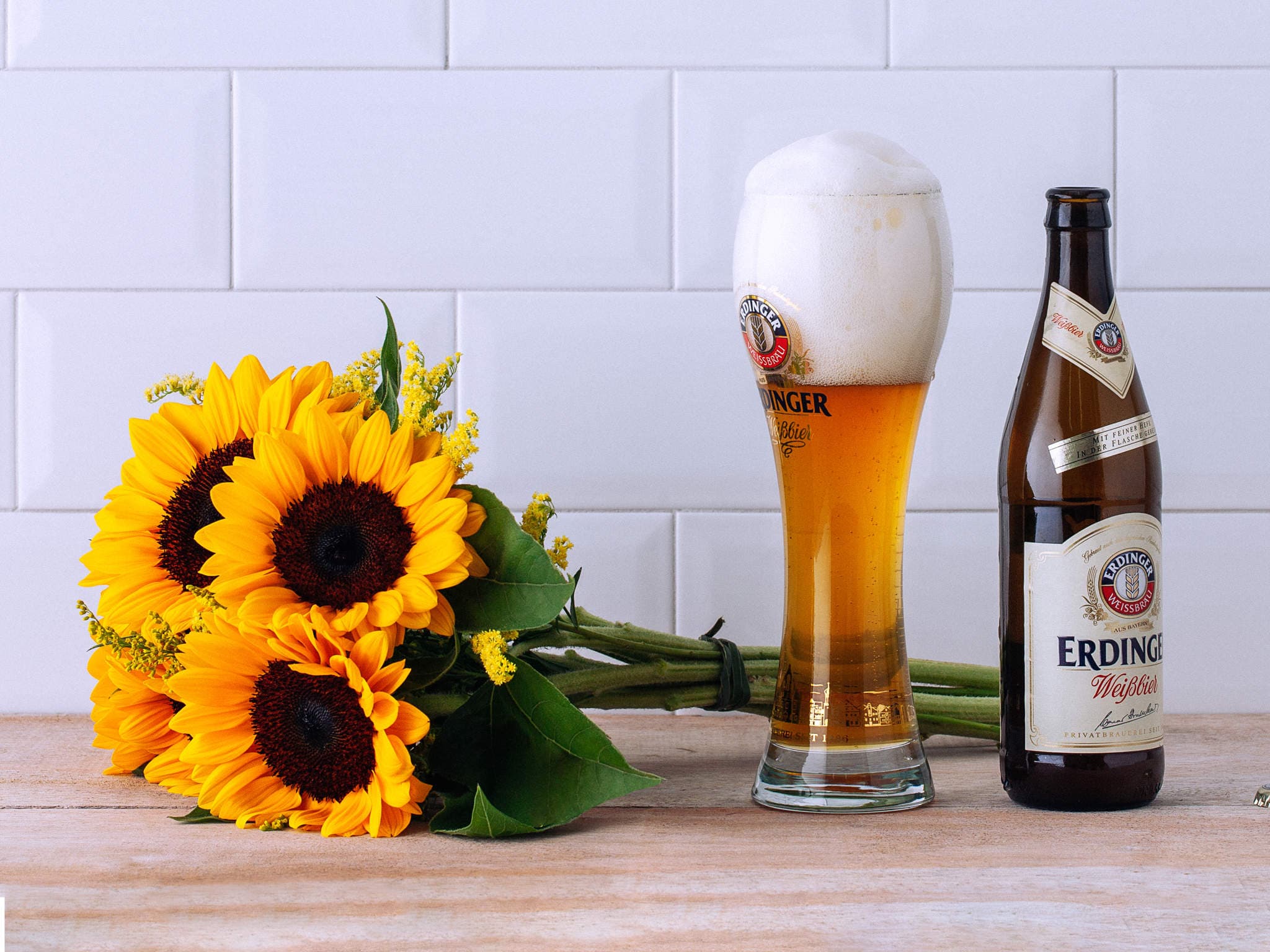 Cesta com Cerveja Erdinger e Copo e Girassol Para Entrega — Cesta com Cerveja Erdinger e Copo e Girassol Para Entrega