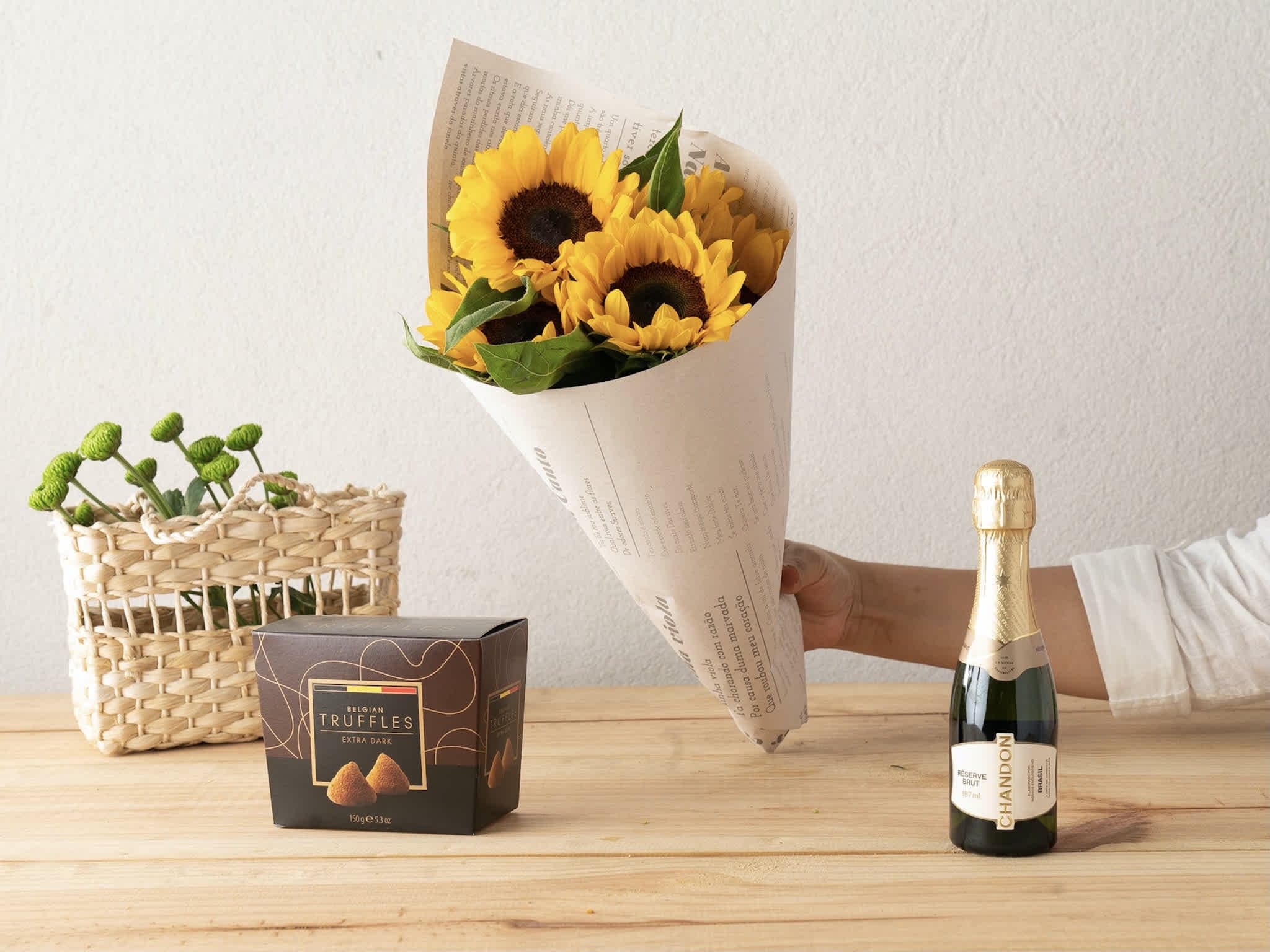 Notícias de um Girassol, Trufas e Baby Chandon Para Entrega — Notícias de um Girassol, Trufas e Baby Chandon Para Entrega
