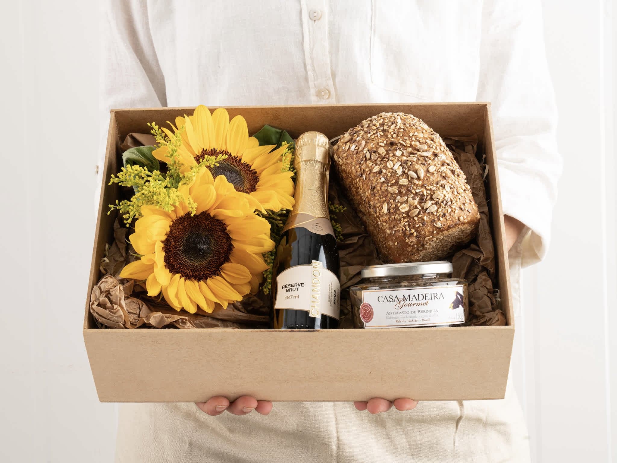 Espumante, Antepastos e Girassol Para Entrega — Espumante, Antepastos e Girassol Para Entrega