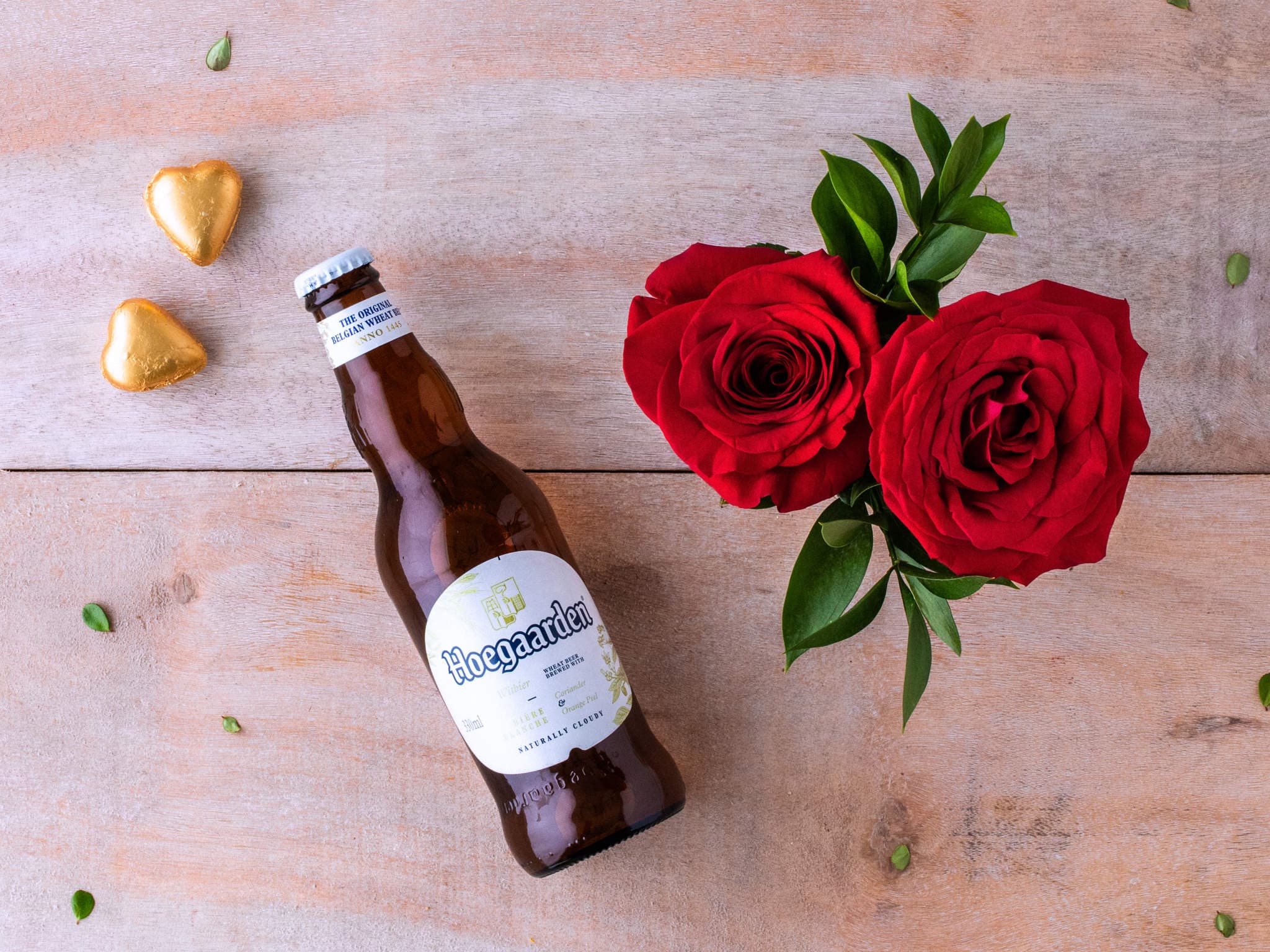 Arranjo de Rosas Vermelhas em Vaso com Chocolate e Cerveja Hoe...