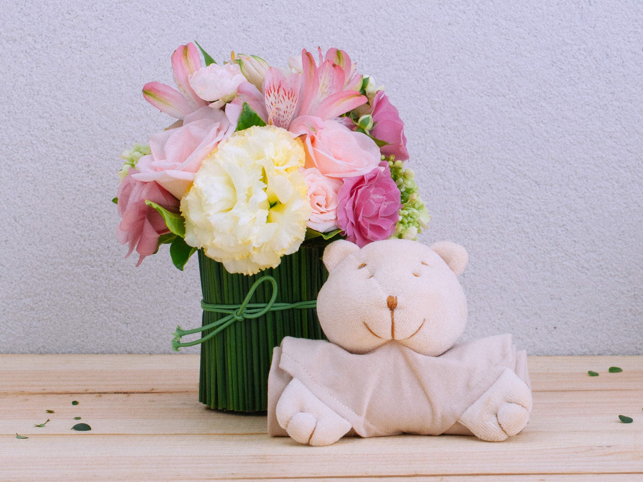 Arranjo de Flores Coloridas com Urso de Pelúcia Naninha — Arranjo de Flores Coloridas com Urso de Pelúcia Naninha