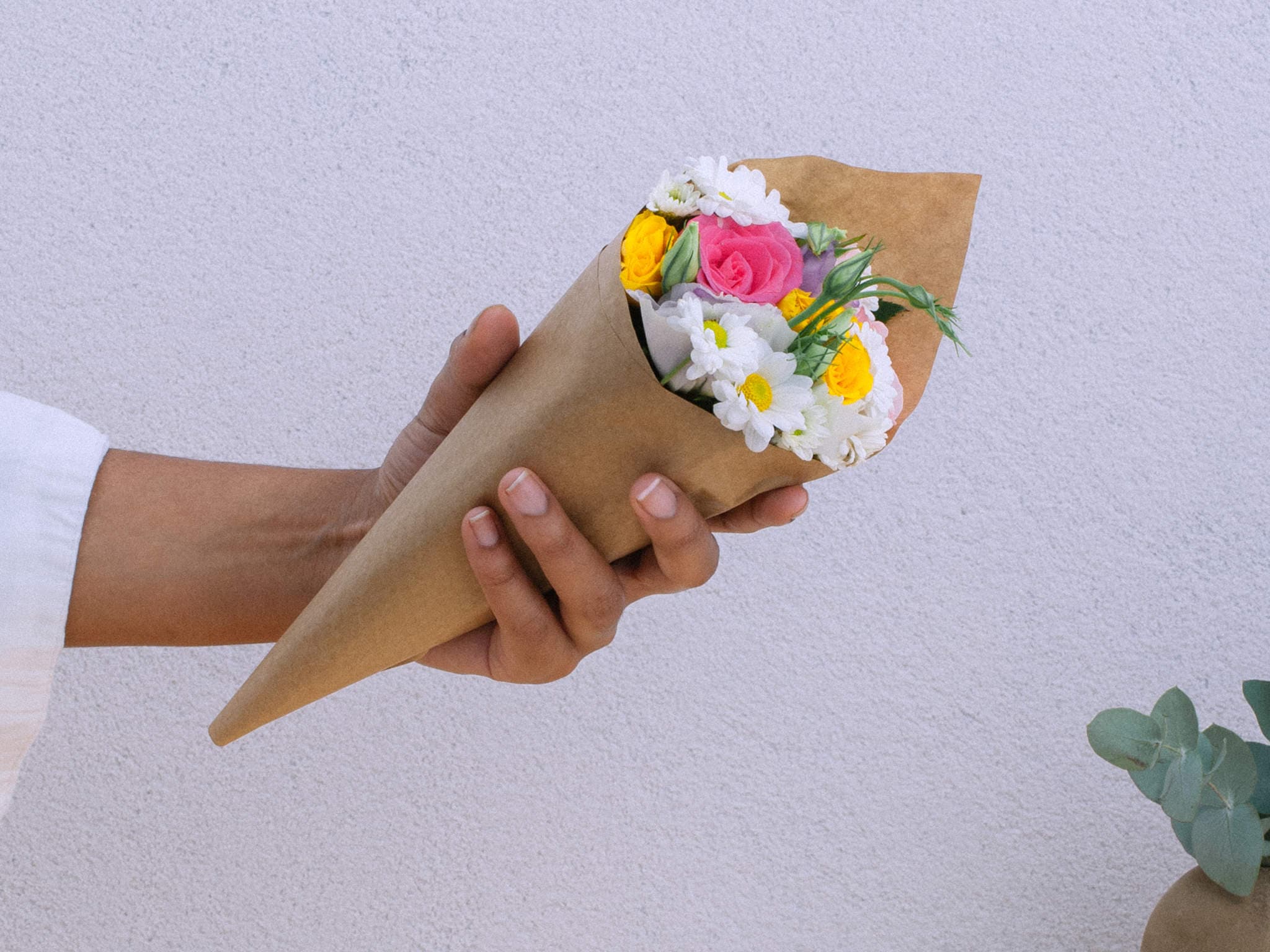 Buquê de Rosas, Lisianthus e Margaridinhas em Folha Kraft — Buquê de Rosas, Lisianthus e Margaridinhas em Folha Kraft